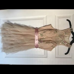 Gorgeous sleeveless dress!